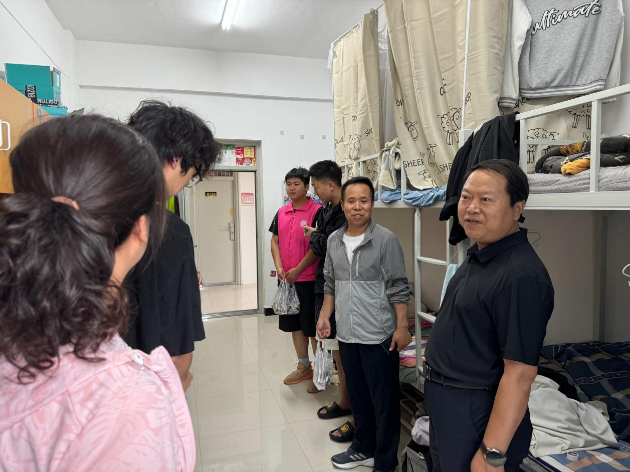 粽香满校园 慰问暖人心丨校领导深入Beat365中文官方网站学生宿舍进行端午节日慰问